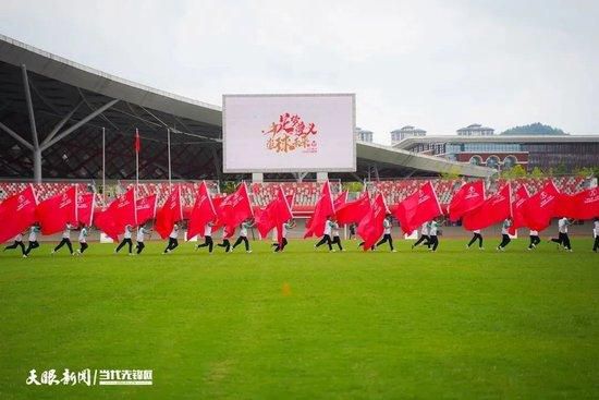 第36分钟，福登弧顶远射造险，37岁日本门将西川周作完成扑救。